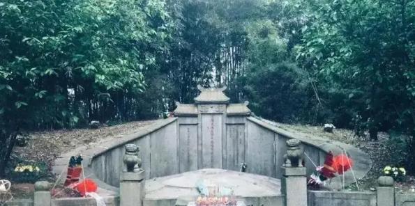 1977年，左宗棠的坟墓居然轰地一声就被炸毁了，远在新疆的王震听说之后勃然大怒，