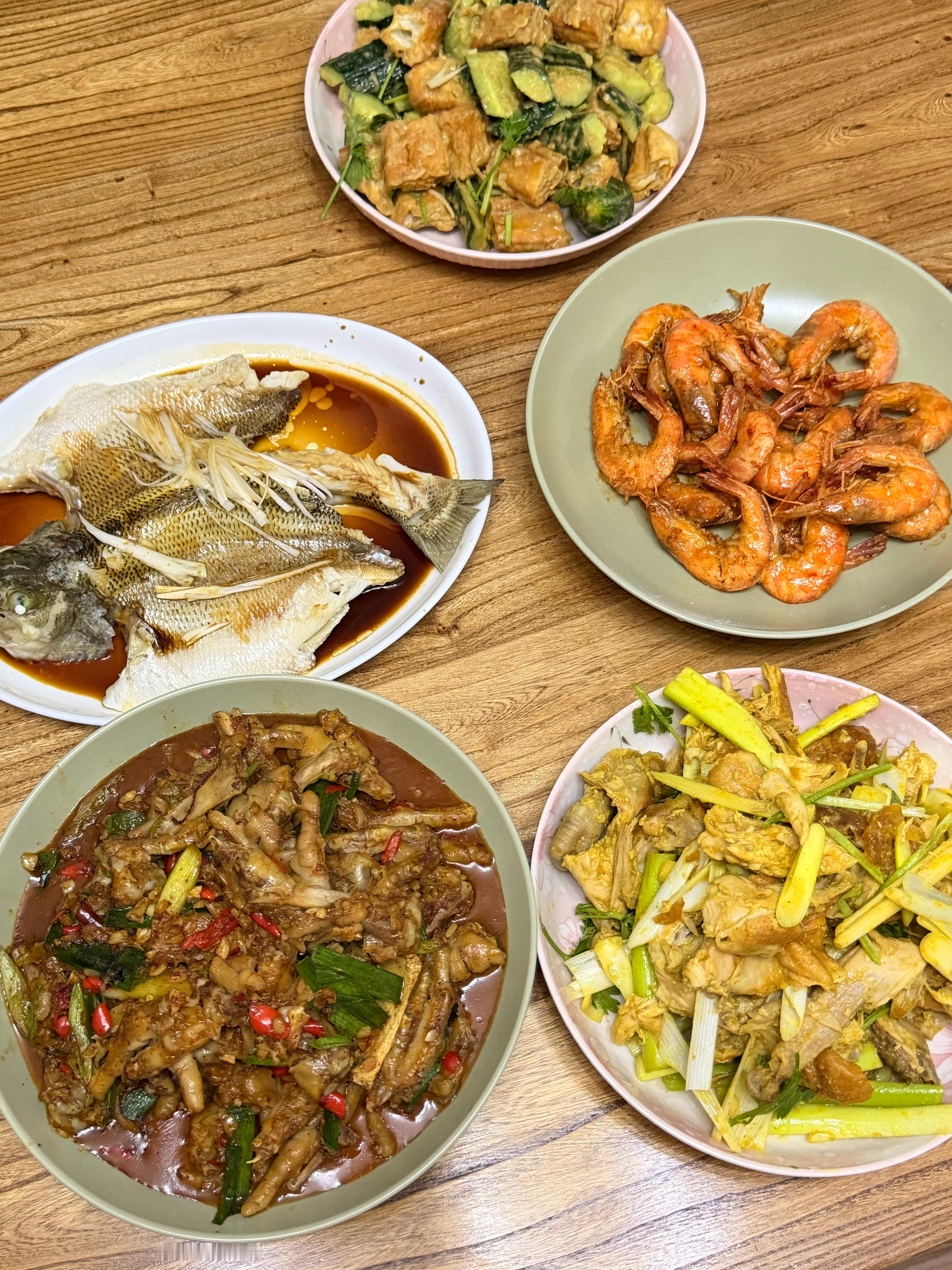 又让我吃上好的了！会做饭真好( ̀⌄ ́)我将开启狼吞虎咽模式这个椰子三兄弟巨好