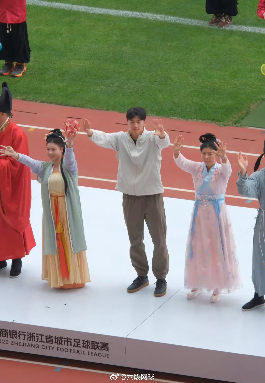 汪顺管晨辰兄妹合照上新吴越杯 浙江省城市足球联赛（吴越杯）现场，汪顺与管晨辰再次