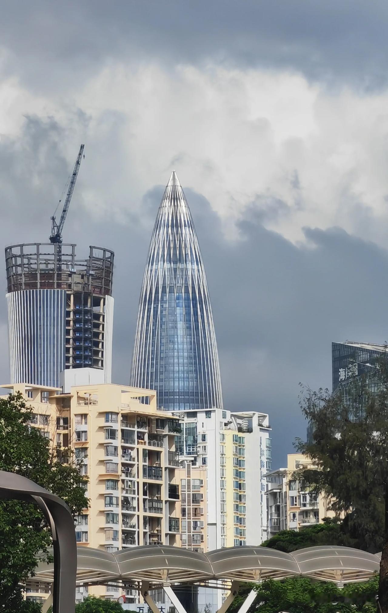 在阴晴不定的天气，能够穿过高楼林立的后海，从三、四公里外看看南山的地标春笋，从罗