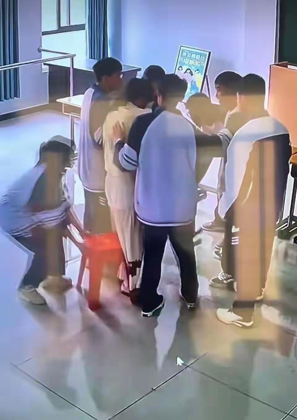 完整榜单
老师低血糖晕倒前被学生稳稳托住，这一幕感动了无数人，也让我们再次认识到