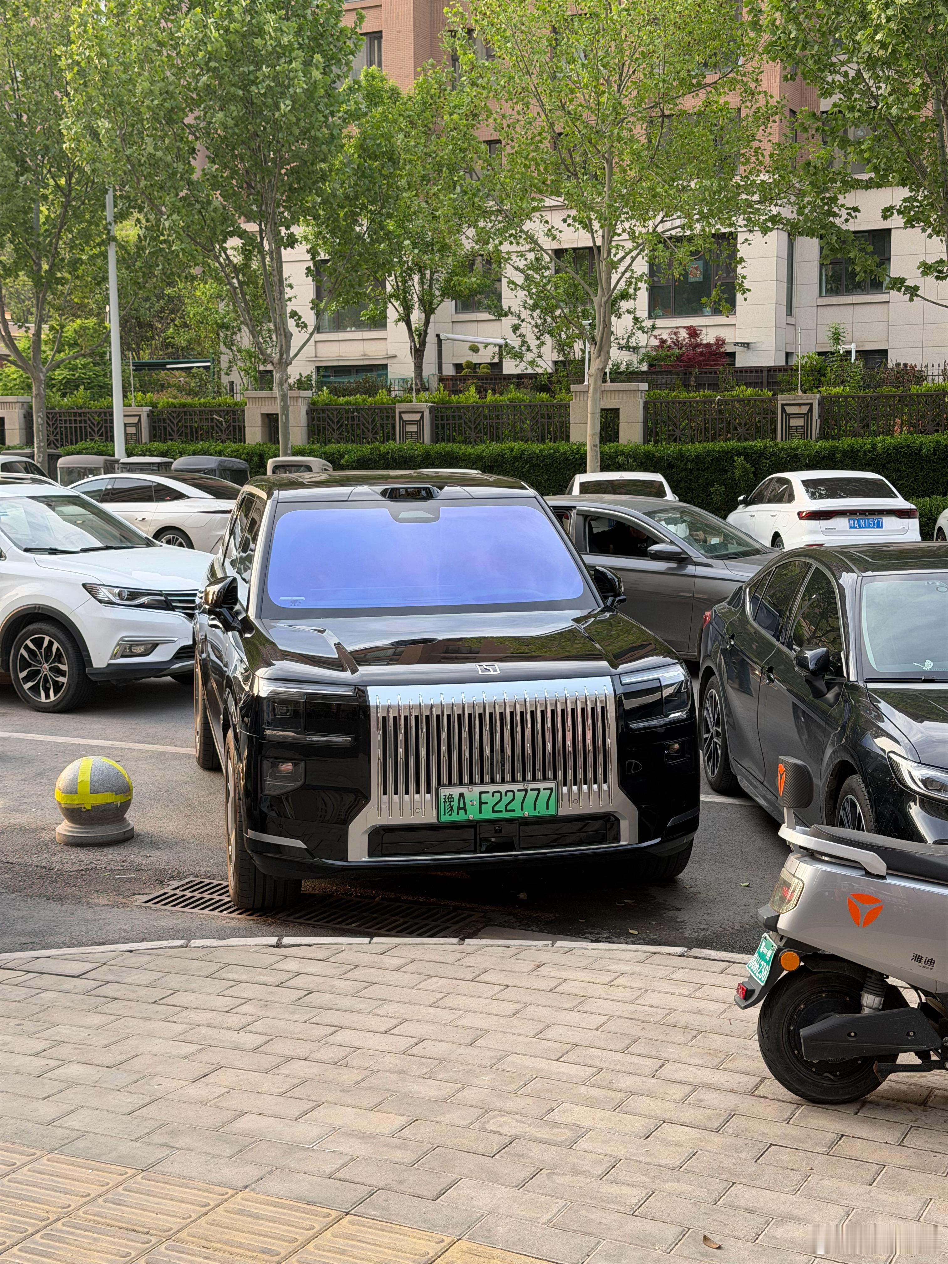 极氪 9X ，现实看确实大气啊。怪不得能拿50万价位销冠。 