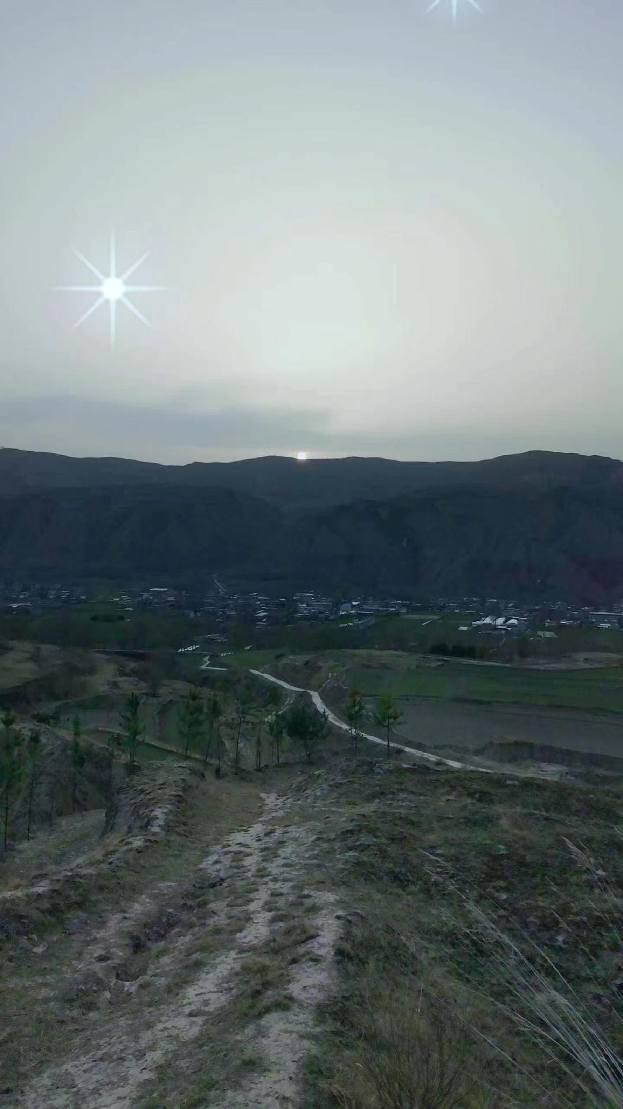 我们生活在一个物质过剩的时代，衣柜堆满了衣服，冰柜塞满了食物，可心里总觉的缺了些