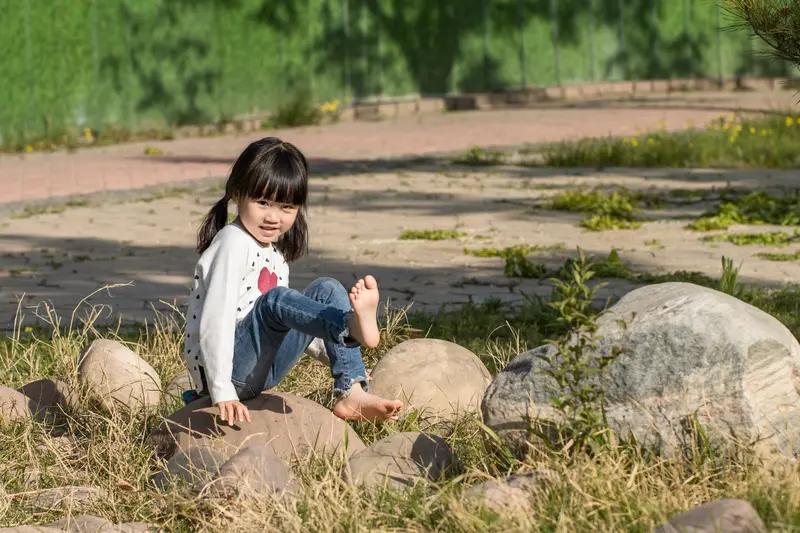 寒冬街头，光脚男孩瑟瑟发抖！陌生女子一个举动，全网泪崩：这才是人间值得！

寒冬