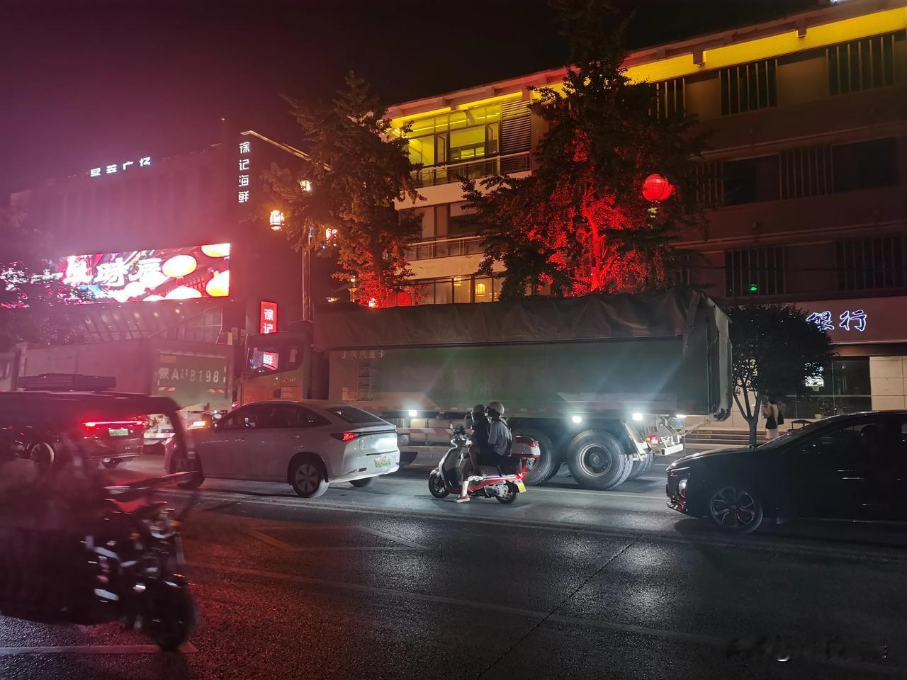 晚上9点半左右的西安大唐不夜城，本来人流量就大，车流量也大，堵车很严重，却有一大