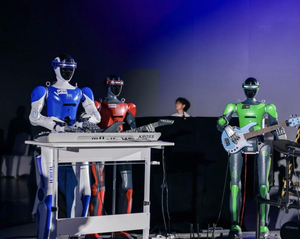 2026世界人工智能大会（WAIC）世博展馆现场，上海交大学生携手机器人乐队演唱