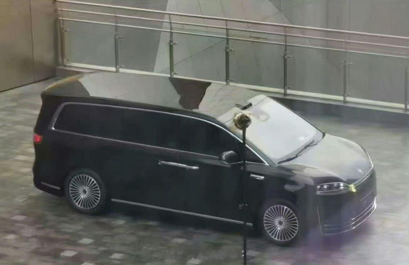 鸿蒙智行MPV首发之作——智界V9实车意外流出。单看这款车的造型设计，你给打几分