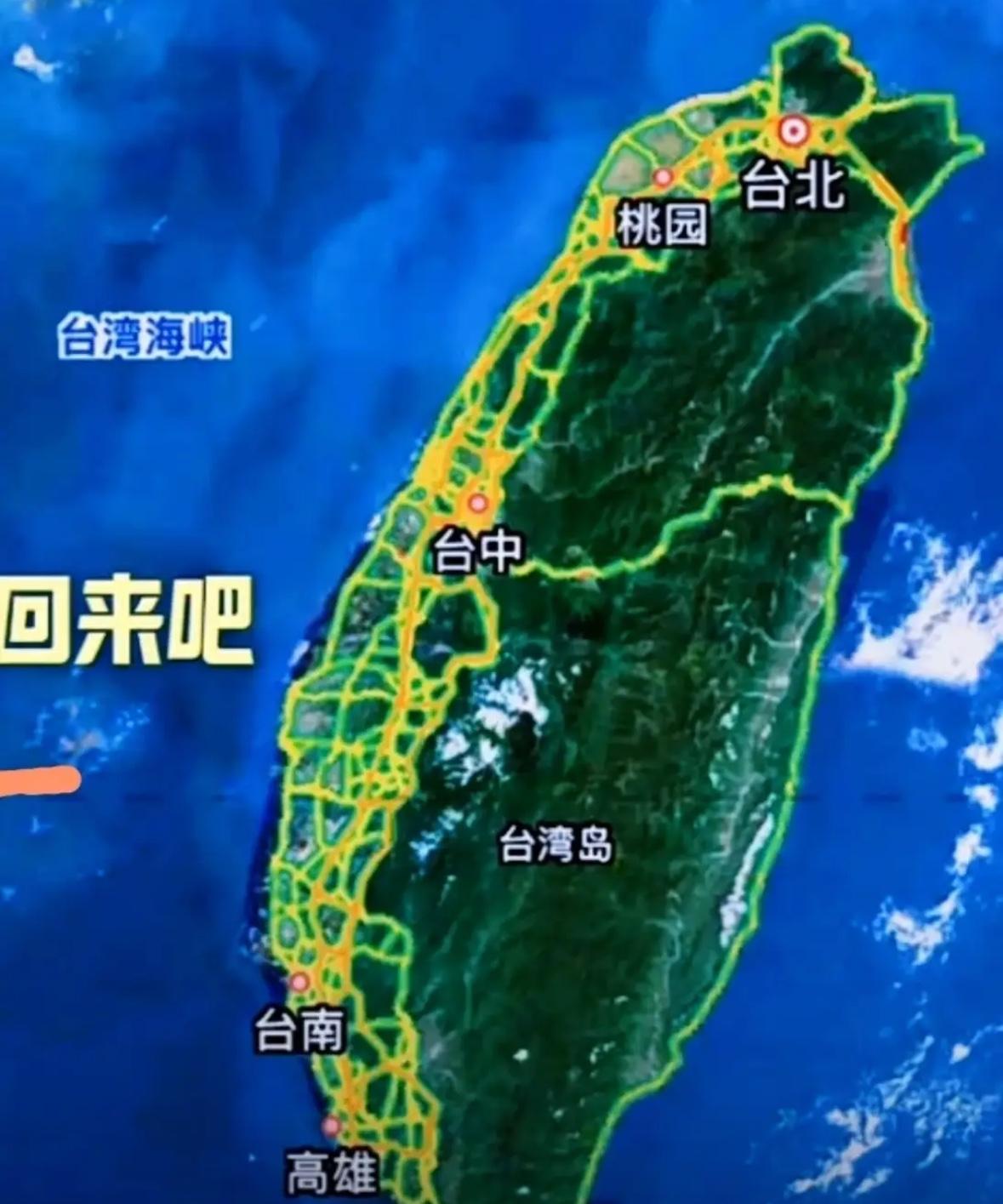 刚扫了眼新闻，硬是把我气笑了。
一艘日本军舰，堂而皇之地蹚过了海峡。
日子卡得死