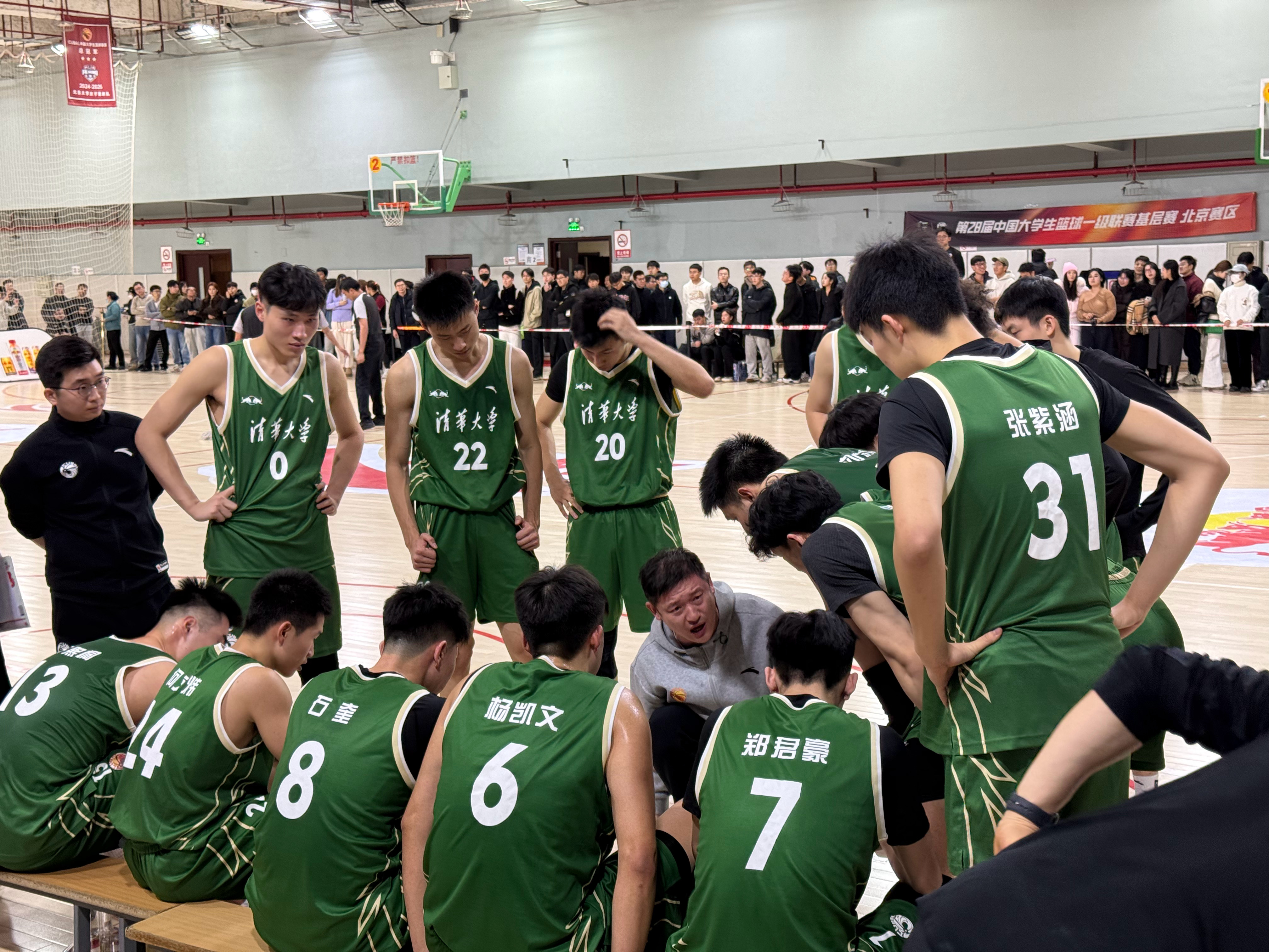 半场清华暂时领先北大，虽然是基层赛，但场地边围满了观众，如果运营得更用心一点，体