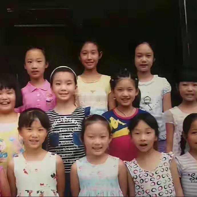 原来赵露思小时候就已经是班里最好看的女孩了 