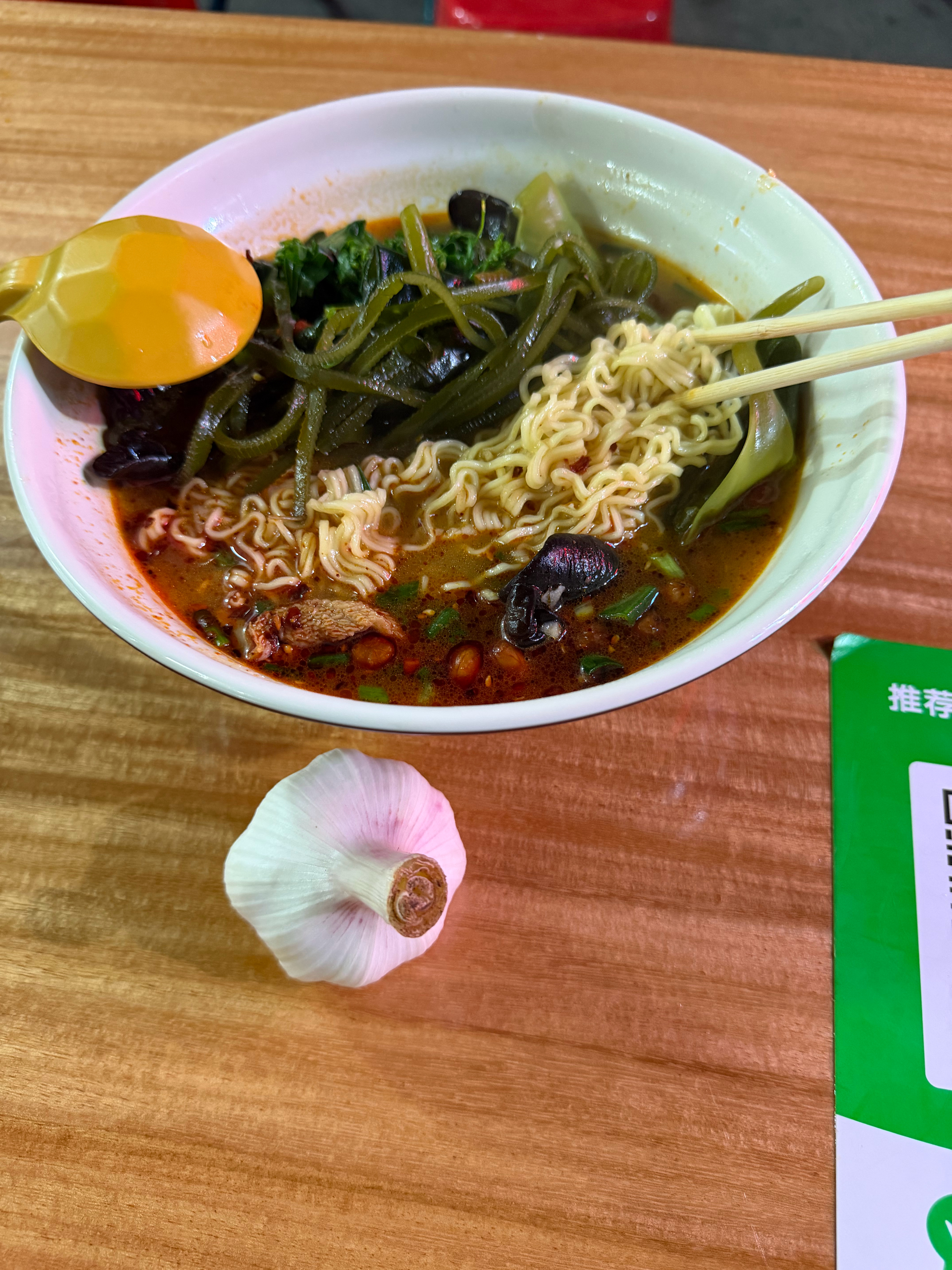 吃面不吃蒜，香味少一半。过来人建议，生吃大蒜可以，千万不要过量