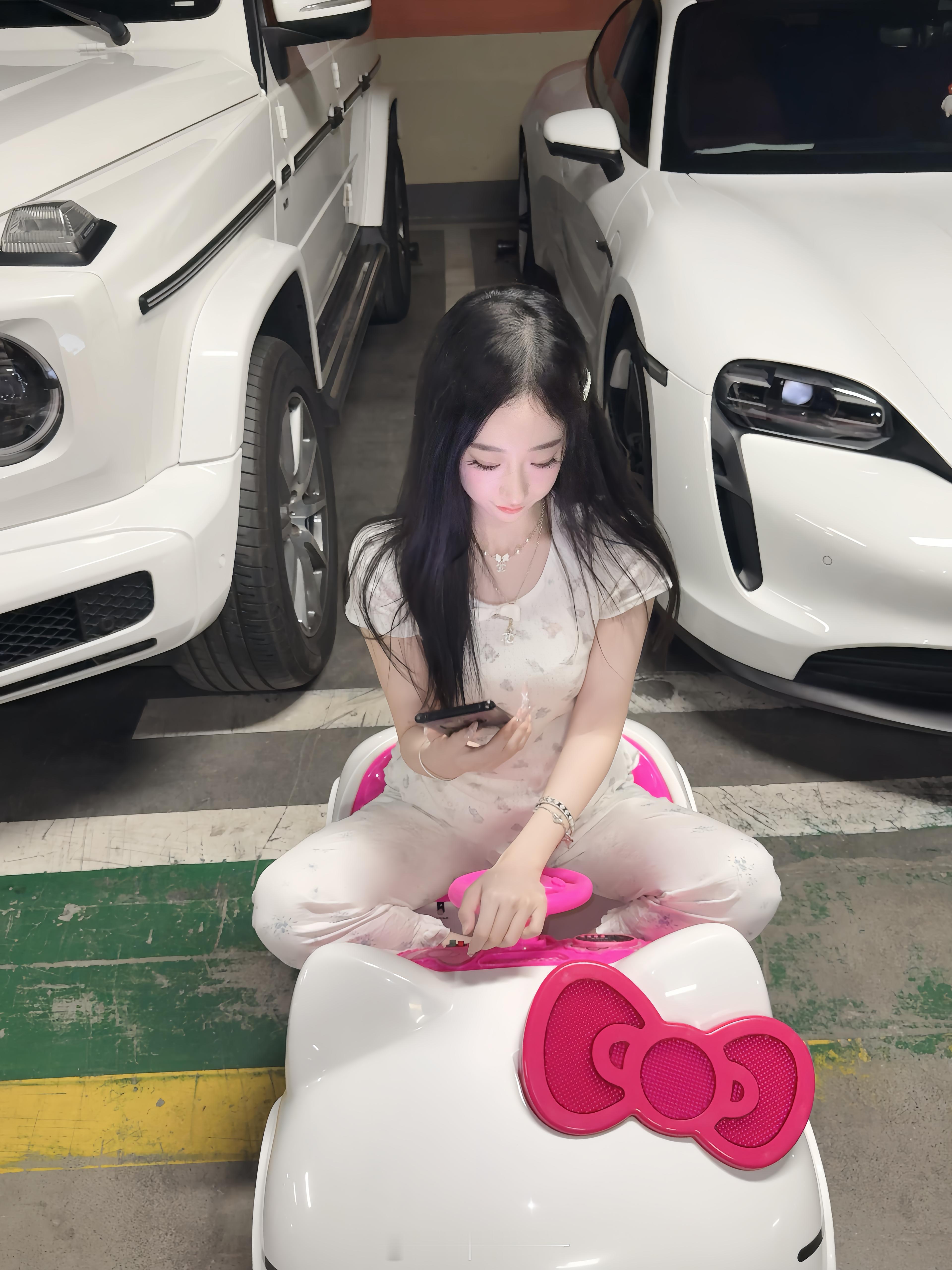 给小可爱买的小粉Kitty先让我玩玩这下可好了一人一辆🚗哈哈哈 Helloki