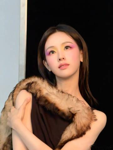 陈都灵时尚表现力夯陈都灵时装破茧彩蝶妆造 破茧彩蝶妆造氛围感拉满，色彩碰撞极具张