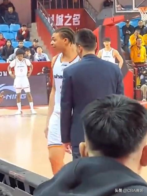 上海男篮客场轻取吉林男篮，用14连胜继续领跑CBA排名榜。然而，在比赛过程中，却