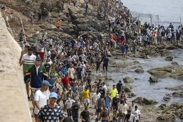 [月亮]西班牙北非飞地突发移民大乱，7万偷渡潮冲击边境，桑切斯救火难平欧盟恐慌