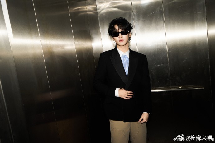 严浩翔黑西装贵气感严浩翔黑西墨镜严浩翔这套黑西装墨镜造型太出圈！挺括西装自带贵气
