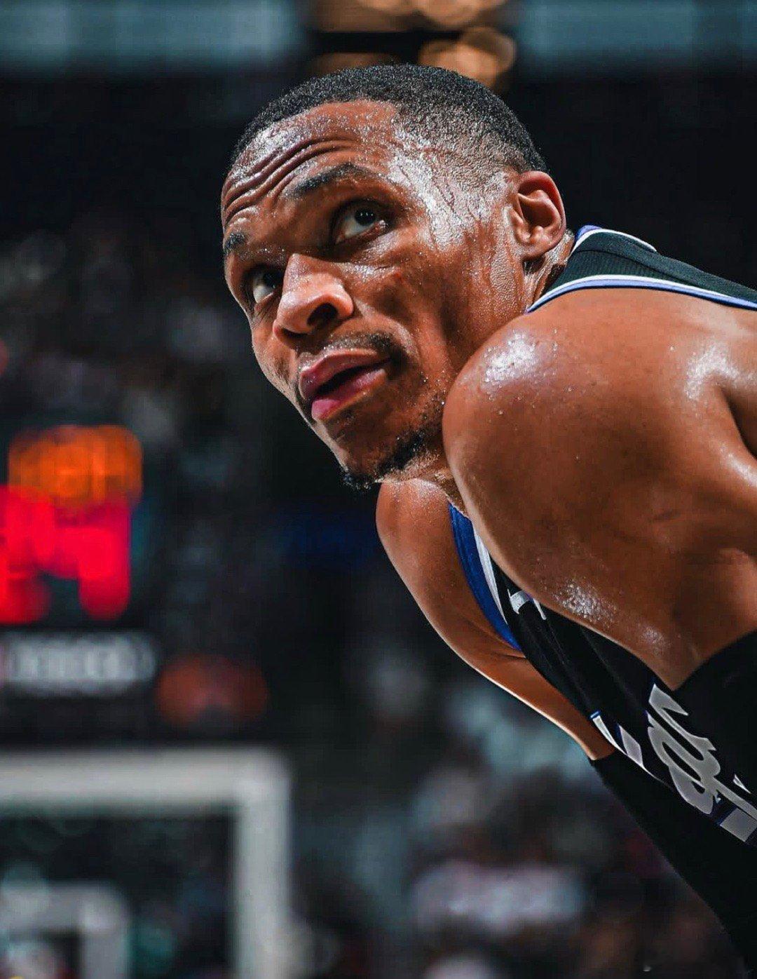 里程悲！国王六连败，110-123不敌马刺，战绩被独行侠反超跌至西部倒数第二，威