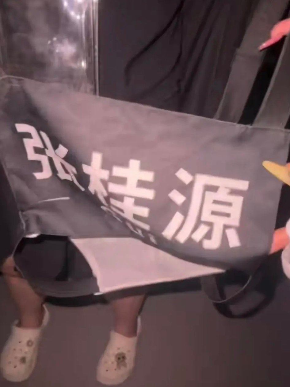 还脱鞋了。因为光脚走路没有声音吗 