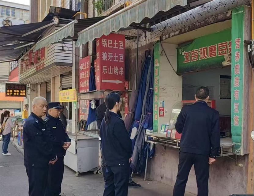 旺苍县持续开展校园周边环境整治
 
近日，旺苍县综合行政执法局联合旺苍县公安局、