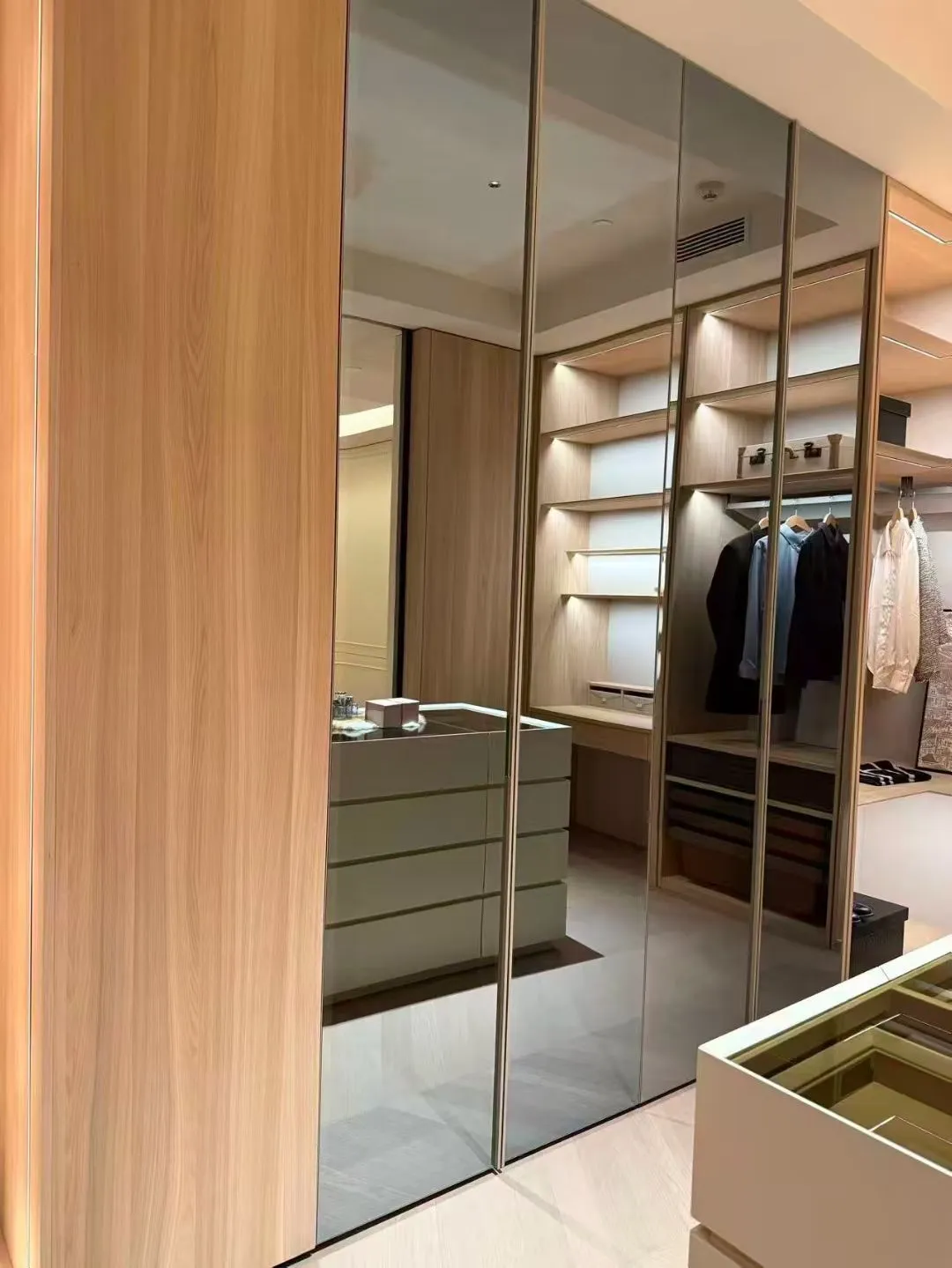 镀膜玻璃门真是又高级又漂亮