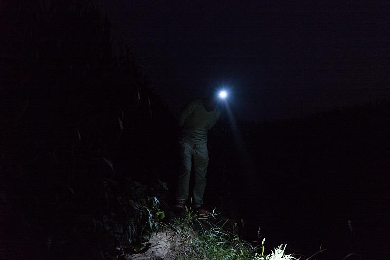 “他半夜戴着头灯出门，想把田地收拾出来准备秋播，第二天安心地去跟孩子们团聚。”
