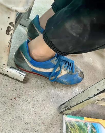 “泪目！”12月31日，新疆伊犁，一位女老师正在讲台上课，却突然发现台下一名男生