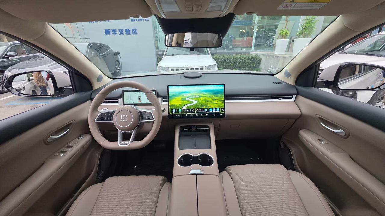 今天也就是11月1号，蓝电e5第三代开始预售了，作为老车主，还是比较关心这样的事