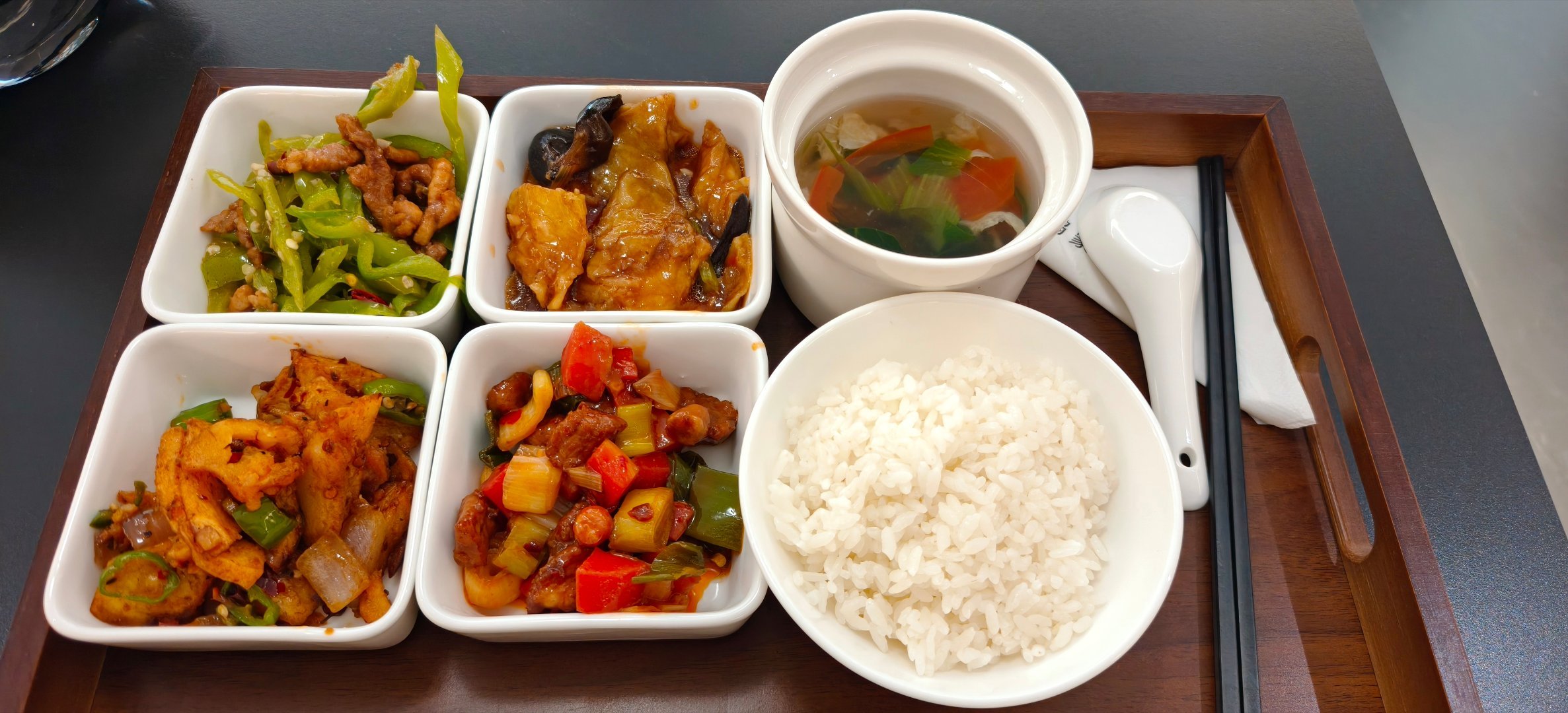 又来充电了，顺便带妗子和小表妹来试驾智界R7，半天过得真快～ 西安·鸿蒙智行授权