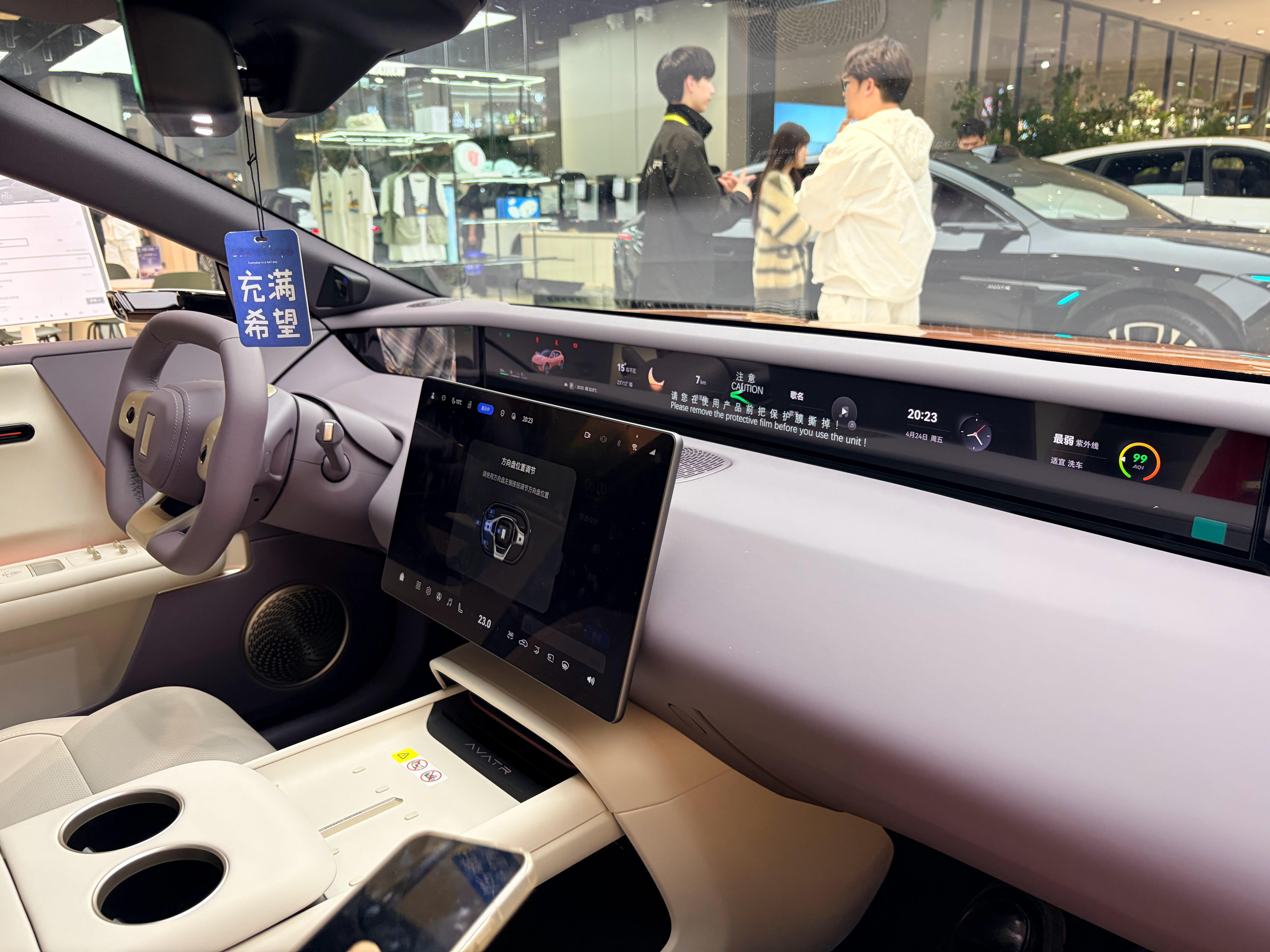 商场里看到了阿维塔06T的展车，阿维塔这个品牌从诞生我就特别喜欢它的设计，经历了