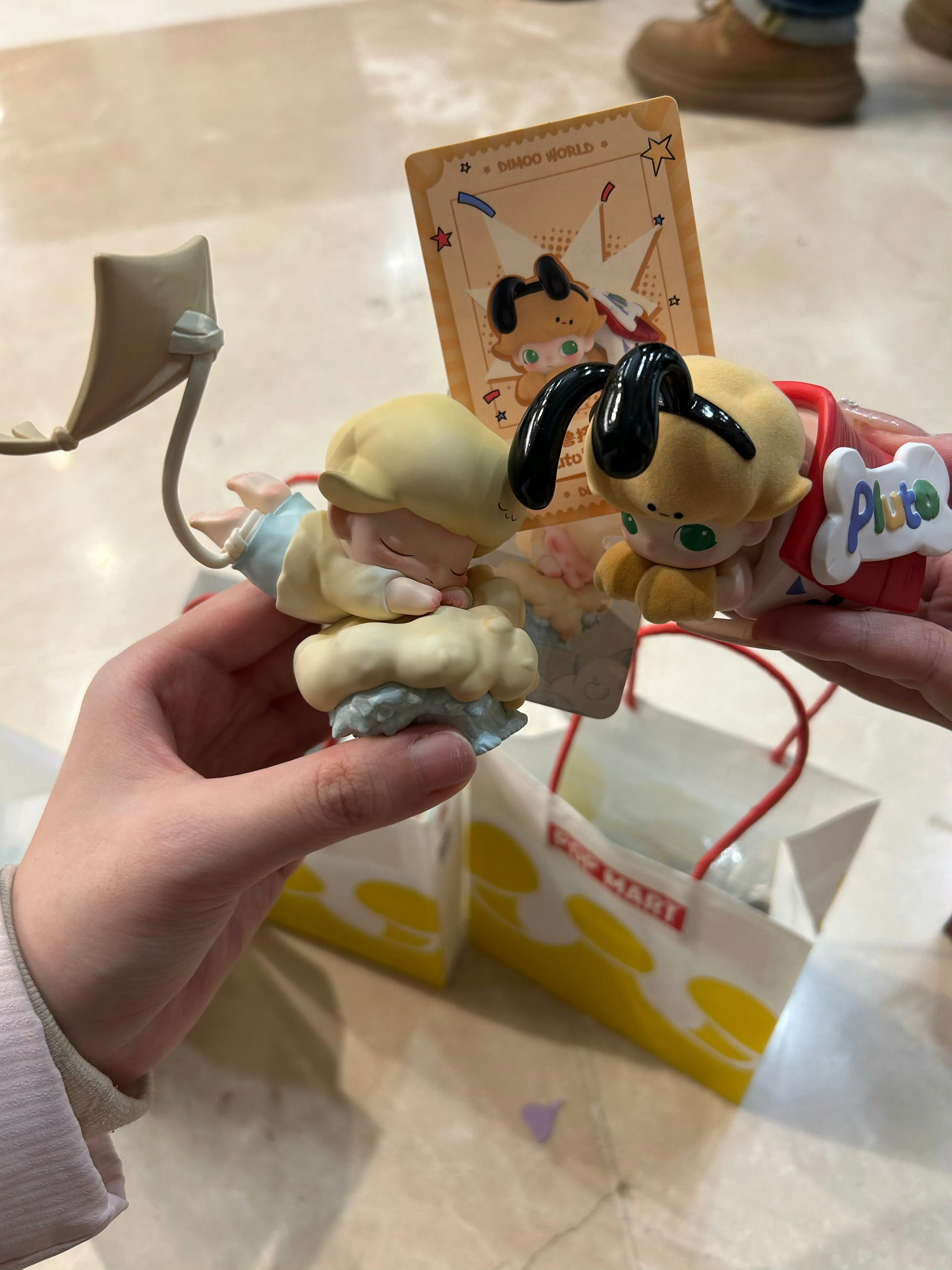 翻翻相册。 