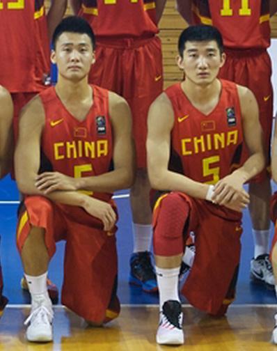 热知识：今晚这两个本土头部一号位球员，是同届练习生。一晃十年了… 