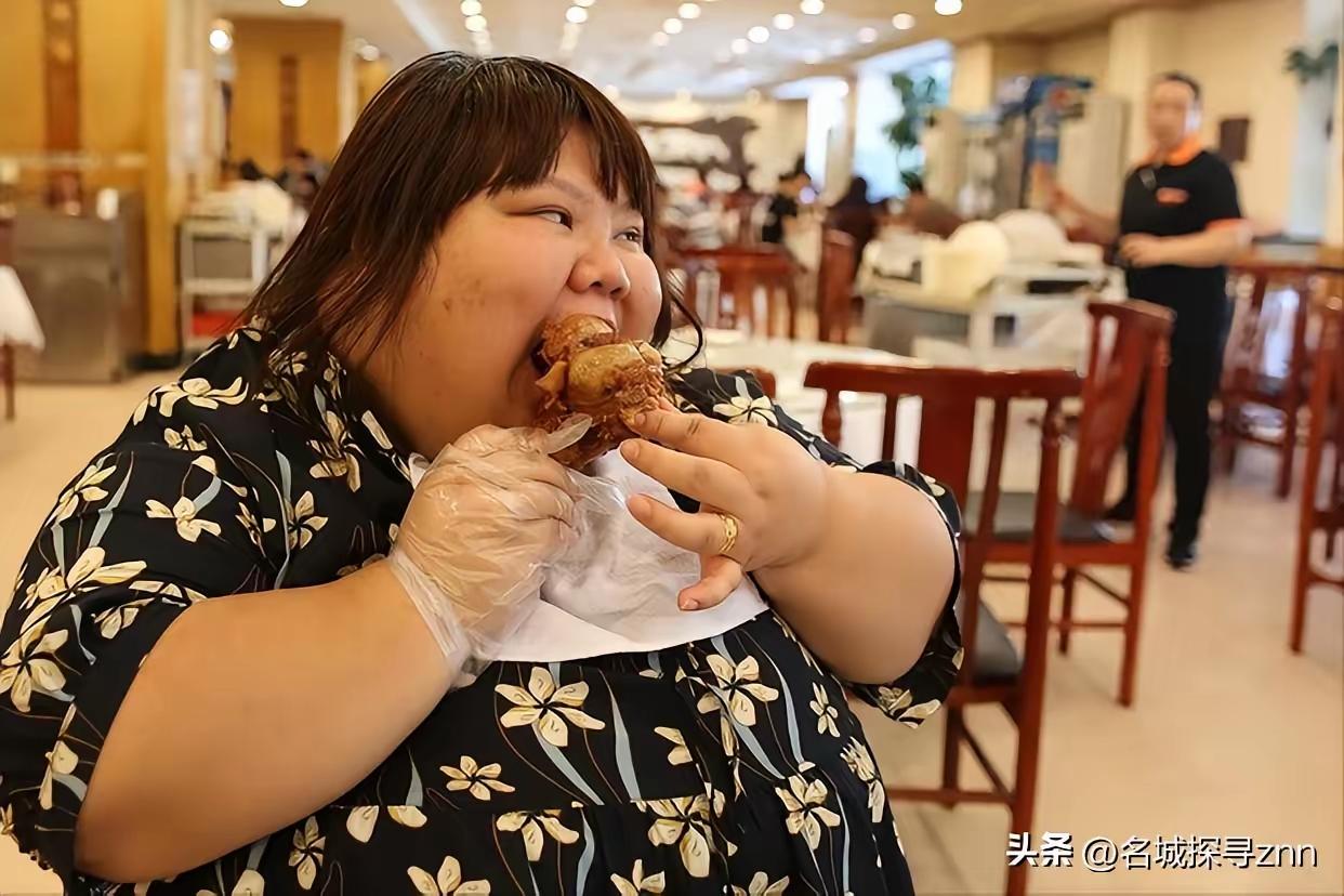 太寒心！某地一名女子嫌自己太胖，铁了心减肥，连续两个月三顿饭几乎只吃蔬菜、鱼肉和