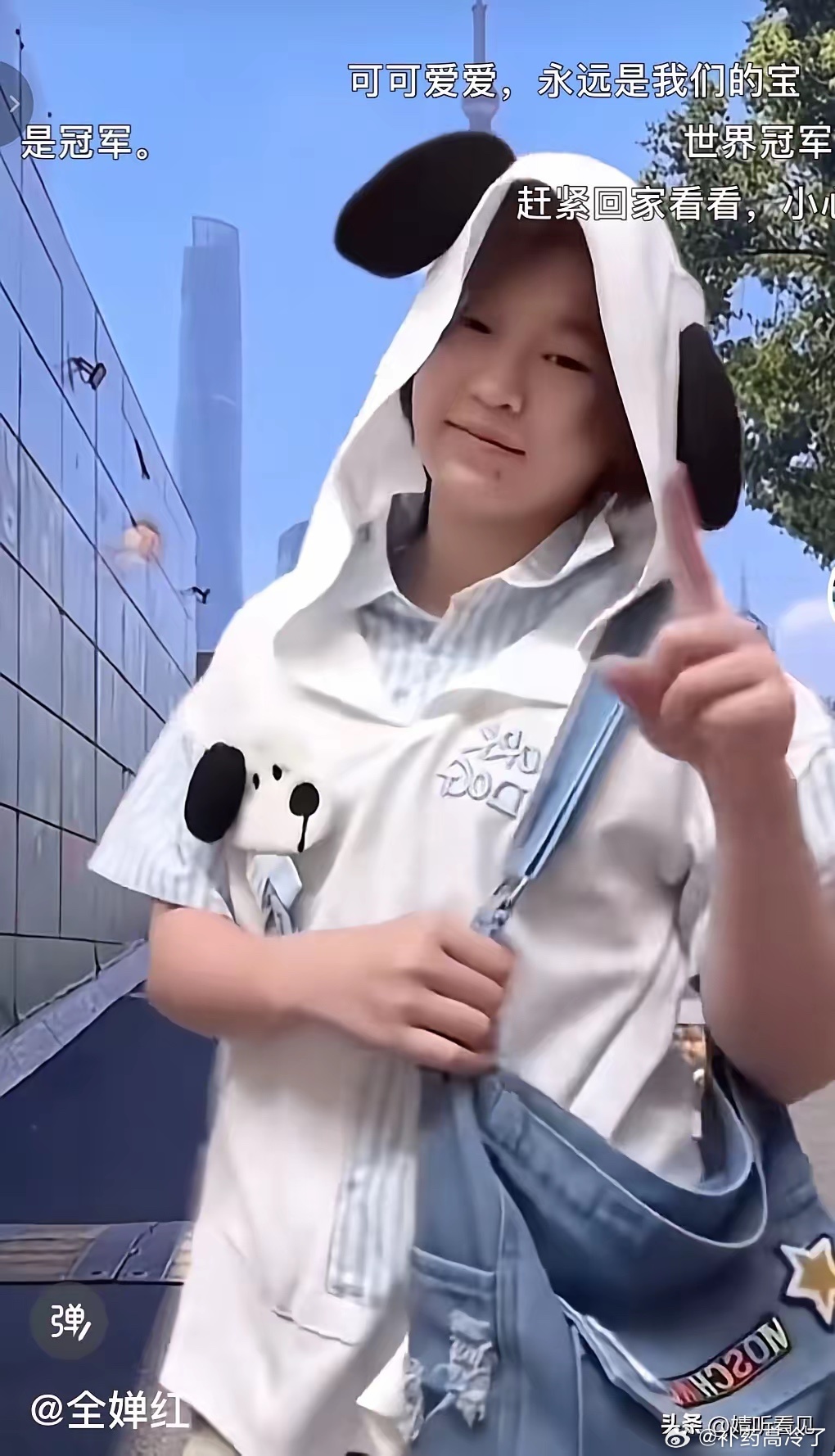哈哈，全红婵总算瘦下来了，小脸看上去跟以前一般大了。全宝宝到上海后，在东方明珠塔