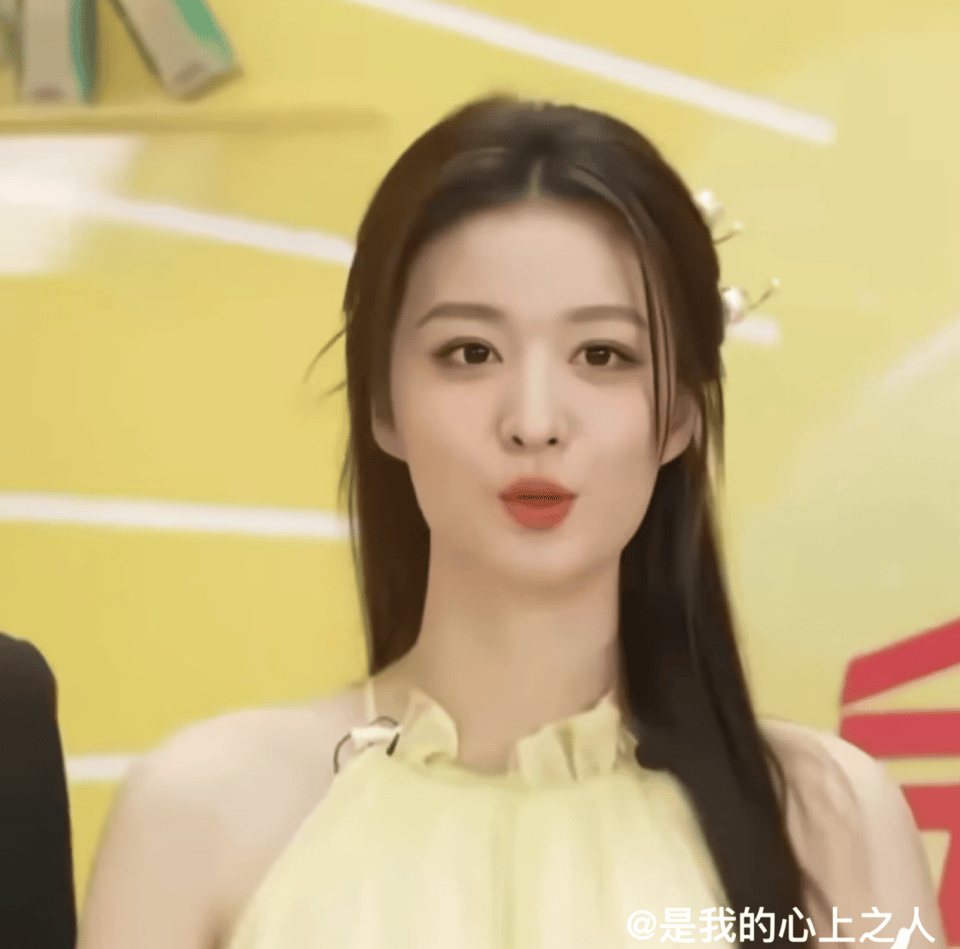 #动图[超话]# 黄色穿的很漂亮，是明艳水灵的人间烟火—— 王楚然。这个发型发型