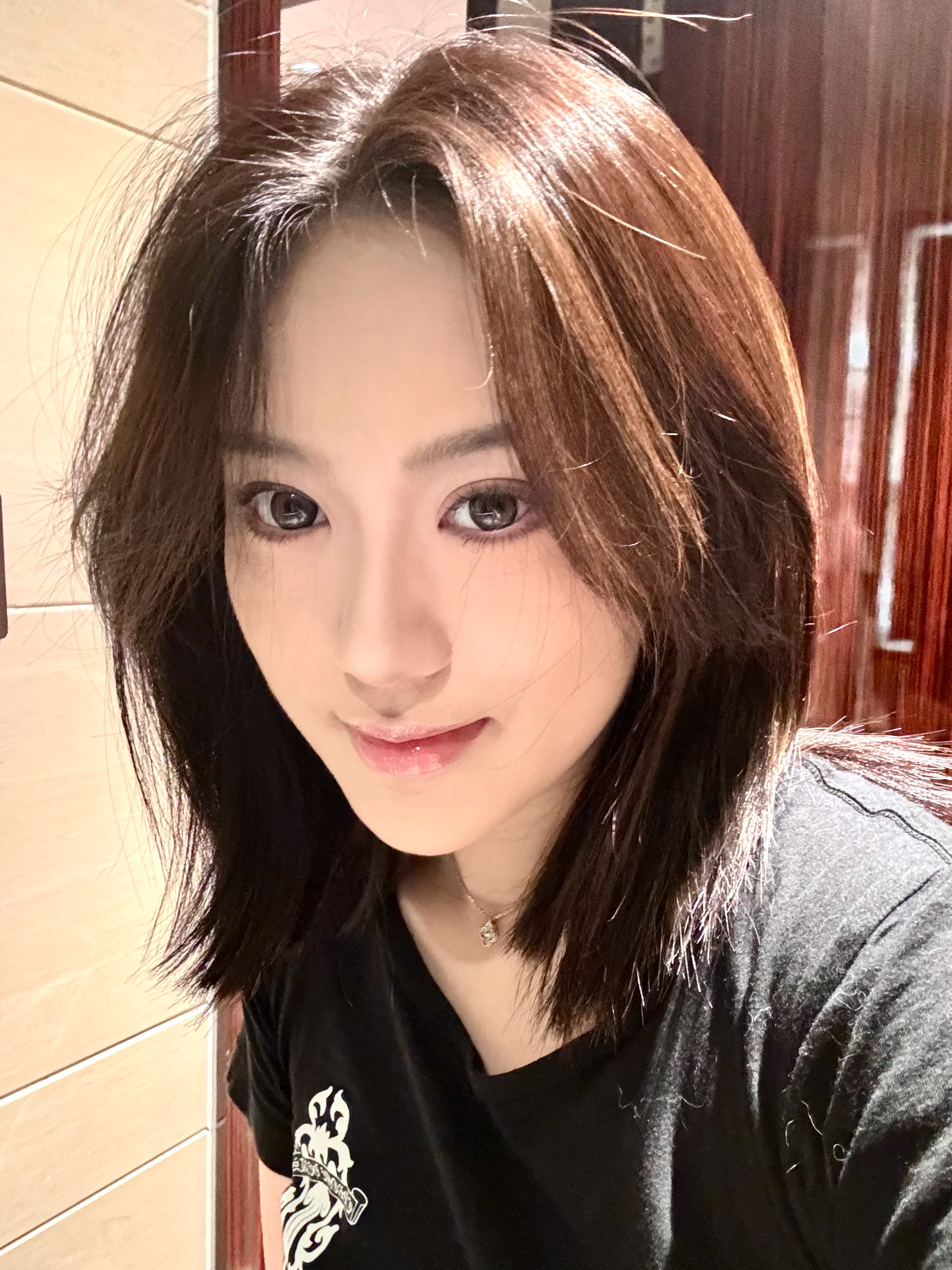 为什么突然剪头发了。。。是因为焦虑。感觉头发要掉光了 