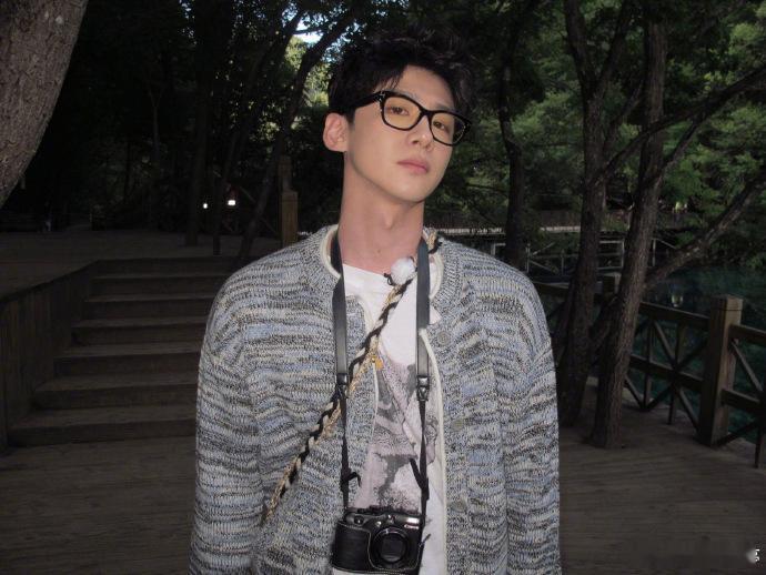 一眼就看见白敬亭的喉结白敬亭的喉结好显眼 一眼就看见白敬亭的喉结，完全就是好显眼