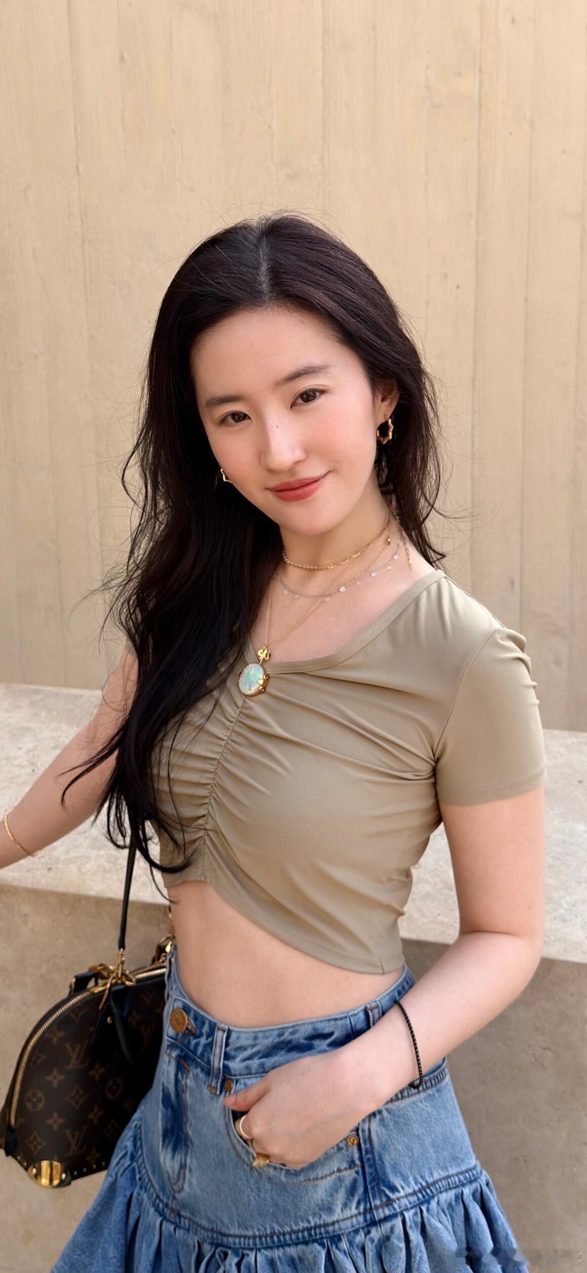 纯天然原生态的美貌冲击，怎么有人只涂口红都美得如此惊人！刘亦菲｜ 