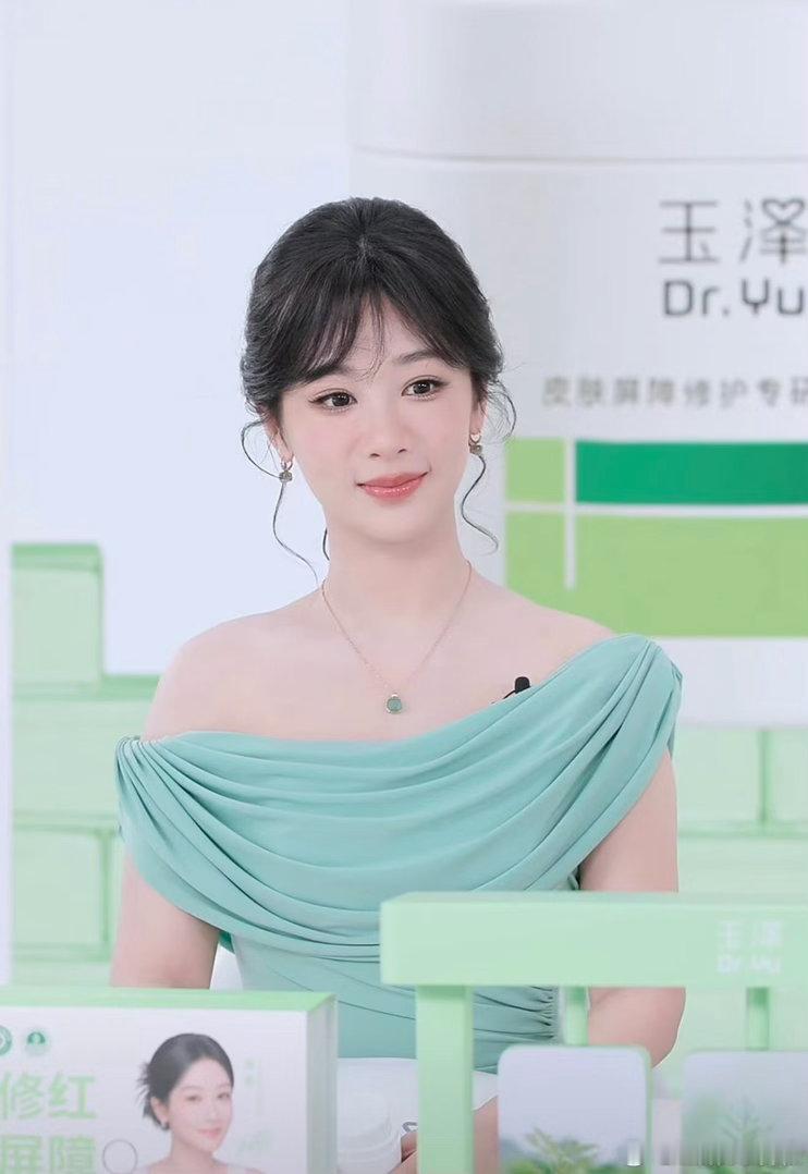 杨紫一天官宣多个代言现在期待我们紫姐闪耀米兰，主打玩的开心哦[爱慕][爱慕][爱
