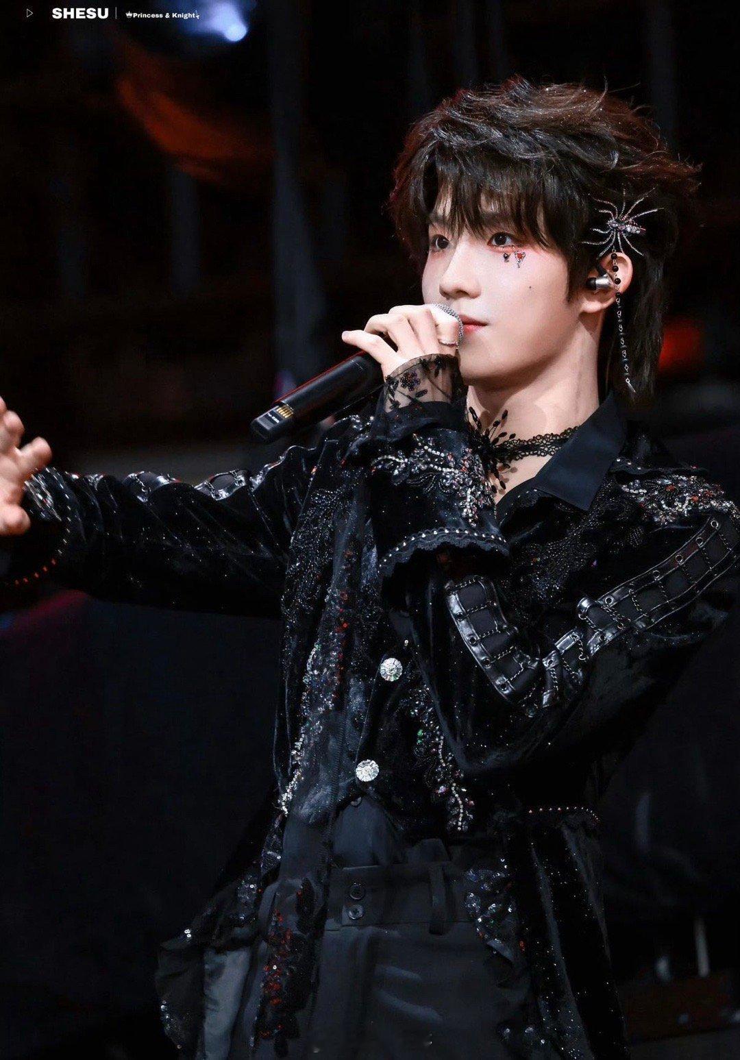 苏新皓你这样我们有点暧昧 苏新皓被cue看手相时，一句“你们应该很了解吧”太戳啦