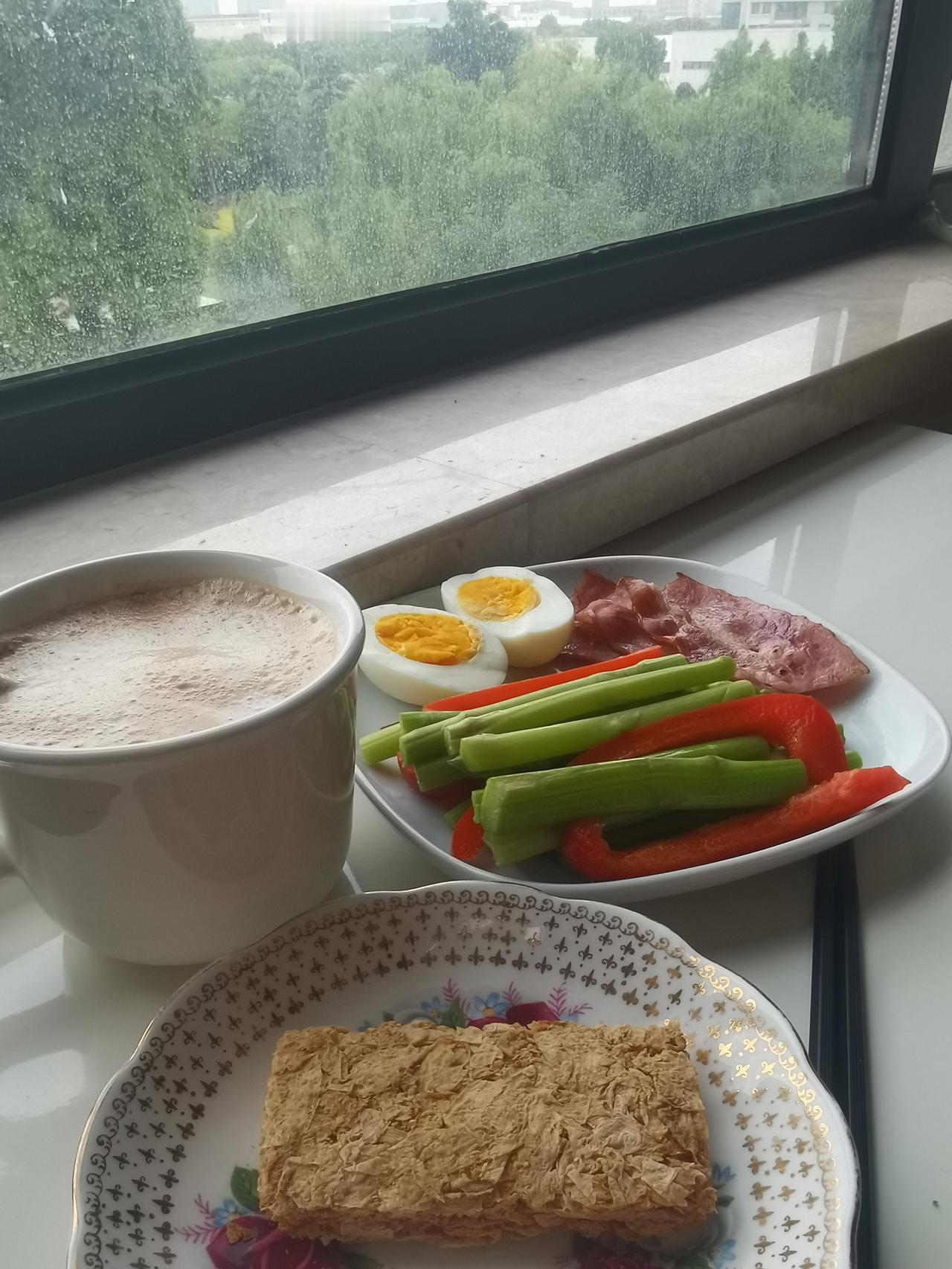 今天早餐的标配还是老样子：一个白煮蛋，一杯咖啡加牛奶，主食是一块燕麦块。

另外