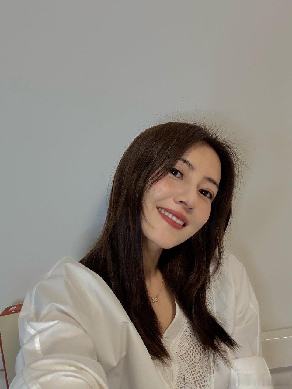 高圆圆自拍哇声一片高圆圆晒自拍美到“哇声一片”！温柔气质溢出屏幕，假期追剧状态超