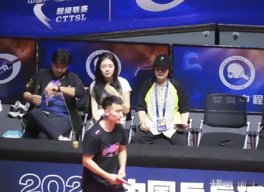 牛冠凯真幸福啊，有冬妍陪着。
上午的比赛结束后，安徽中程在乒超第二阶段的比赛也结