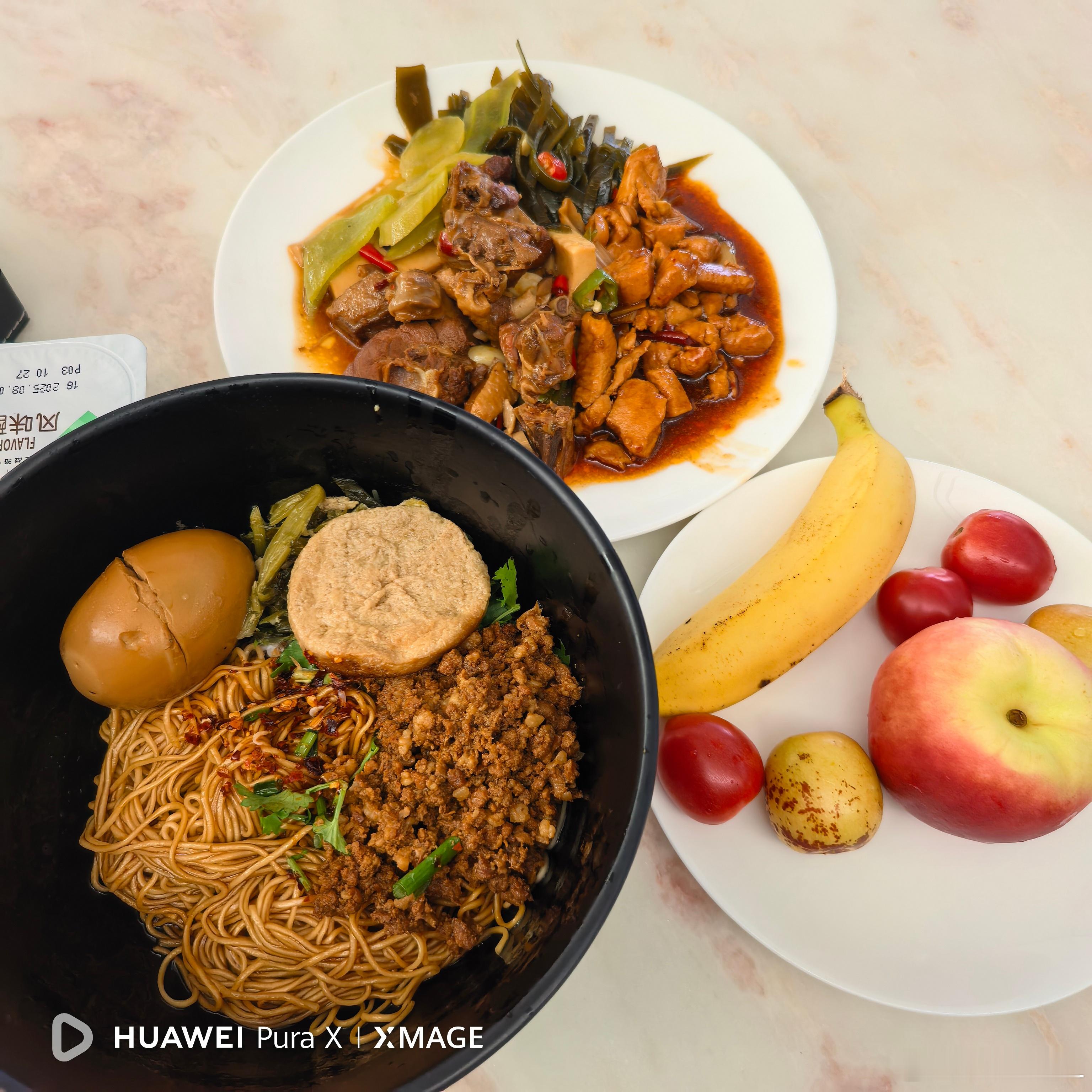 出差第18天。终于能回广州啦！！休息室蹭个饭。飞机又…晚点了。这两天头晕头痛全身
