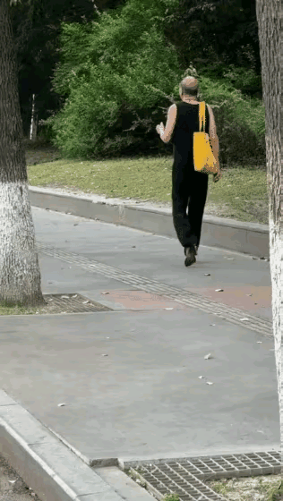 高跟鞋脚上穿，挎着包抽着烟。好友的这个视频很夸张！图中秃头的人各方面看都是一个大