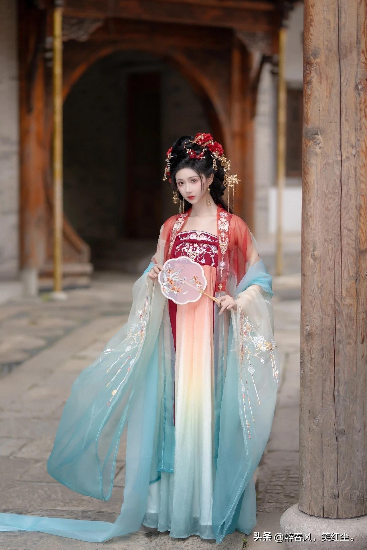 像是从山水画里走出的仙子。
身畔是碧波荡漾的江水，
身后是连绵起伏的青山。
不需