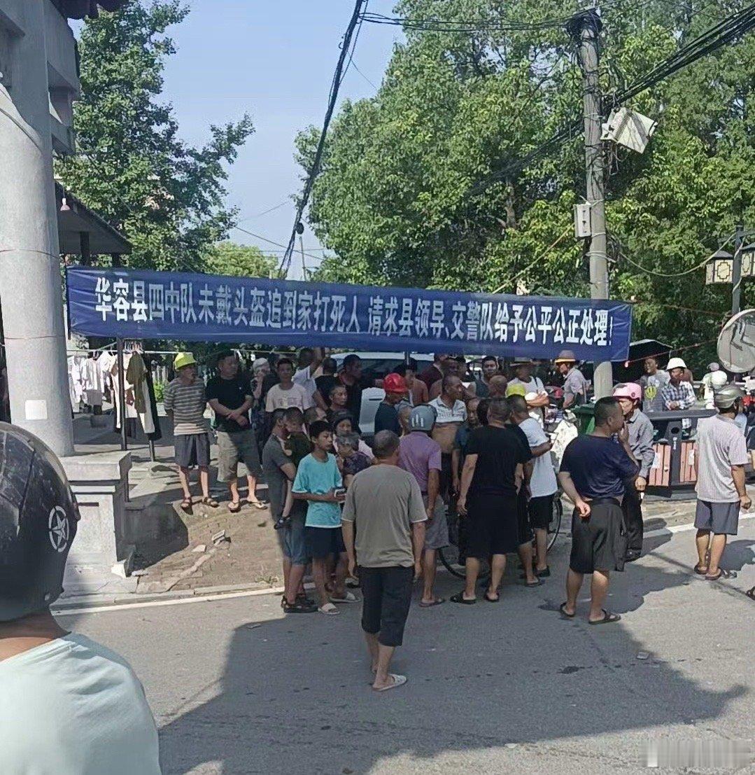 一男子骑车未戴头盔遇交警查处时死亡本地人说的有鼻子有眼的，但是我还是不太相信。只