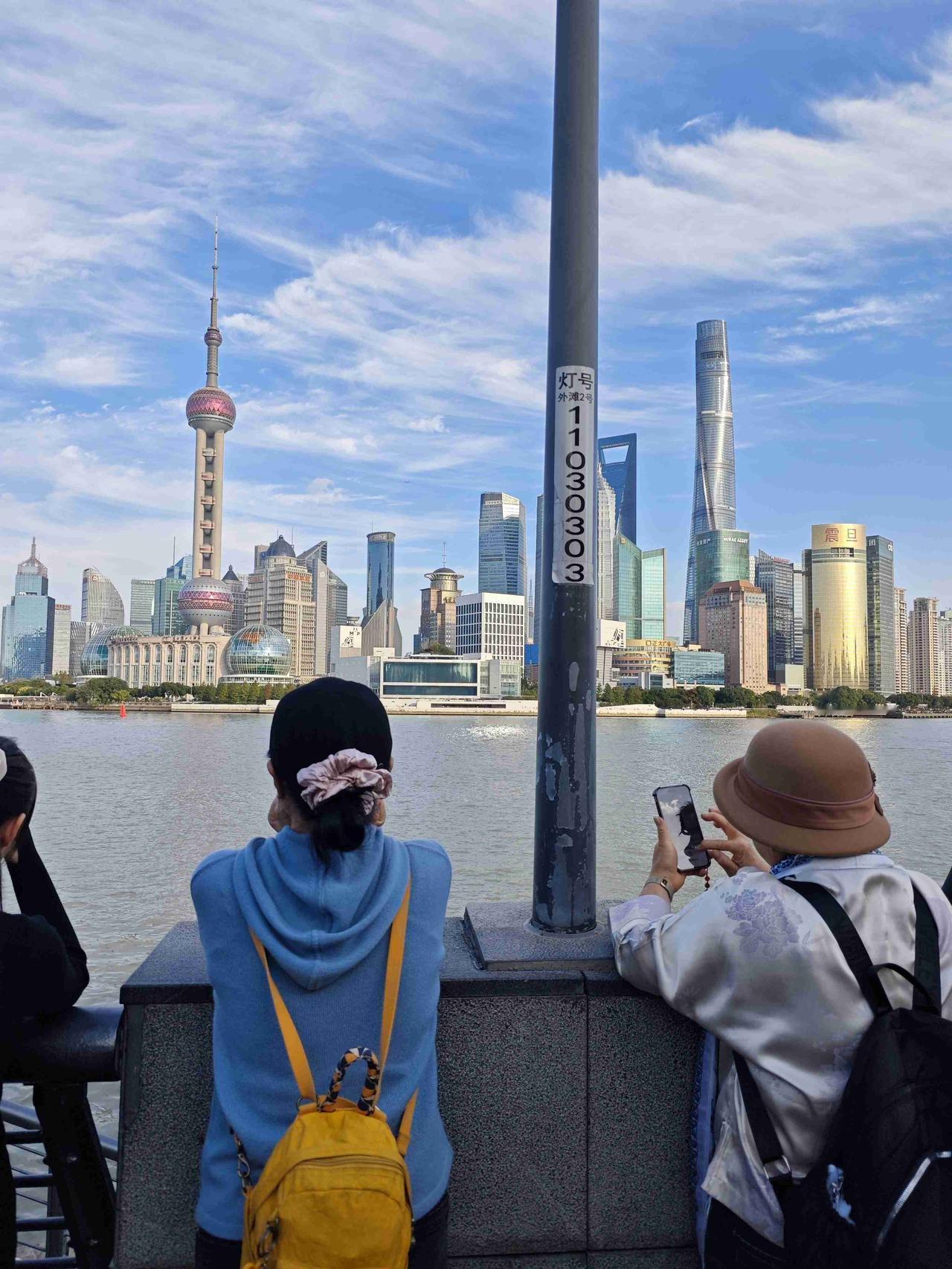 我的今日状态：😁轻松愉快
我这里的天气：☀️晴天

上海外滩交通管理给我的感觉