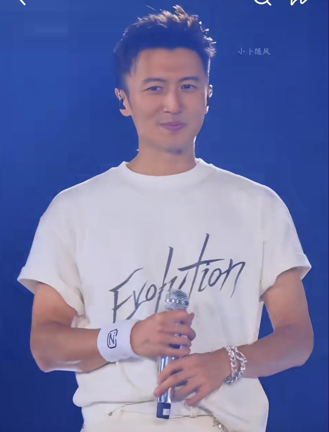 谢霆锋开演唱会，王菲到场支持！俩人可是真爱啊，台上谢霆锋唱着情歌，王菲难以抑制自