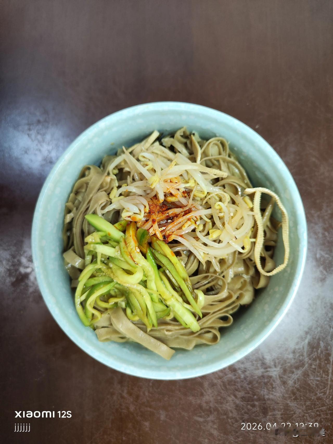 荞麦凉面陕西人夏天的命根子
陕西人夏天的命，是荞麦凉面给的！从小吃到大的味道，筋