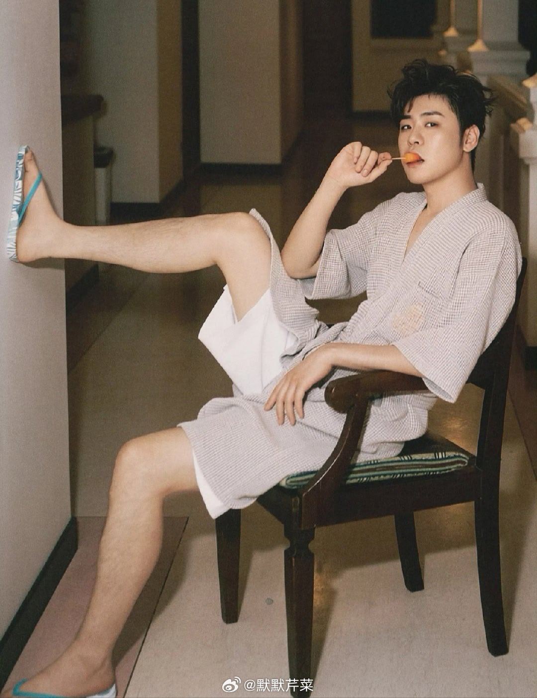 张云雷[超话]     星期一  梦女  就得看这种照片      才能打起精神